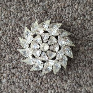 Vintage Weiss Sweetheart Rhinestone Brooch Pin